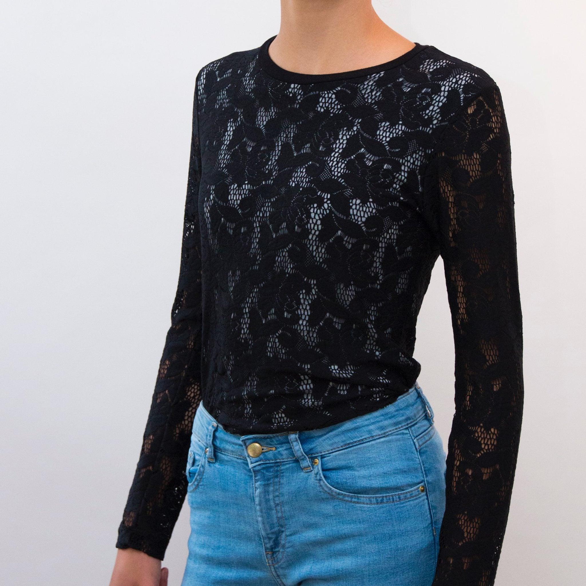 Long sleeve t-shirt in stretch lace. A layer was added to the front and back.